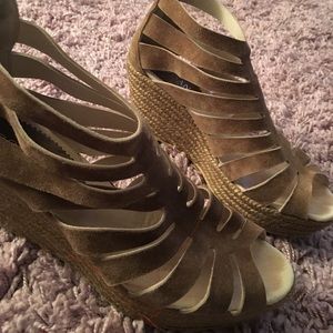Super cute cordani tan wedges W 8.5